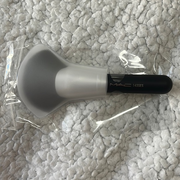 Set MAC Brush and skin finish plus bag new in film - Picture 7 of 9